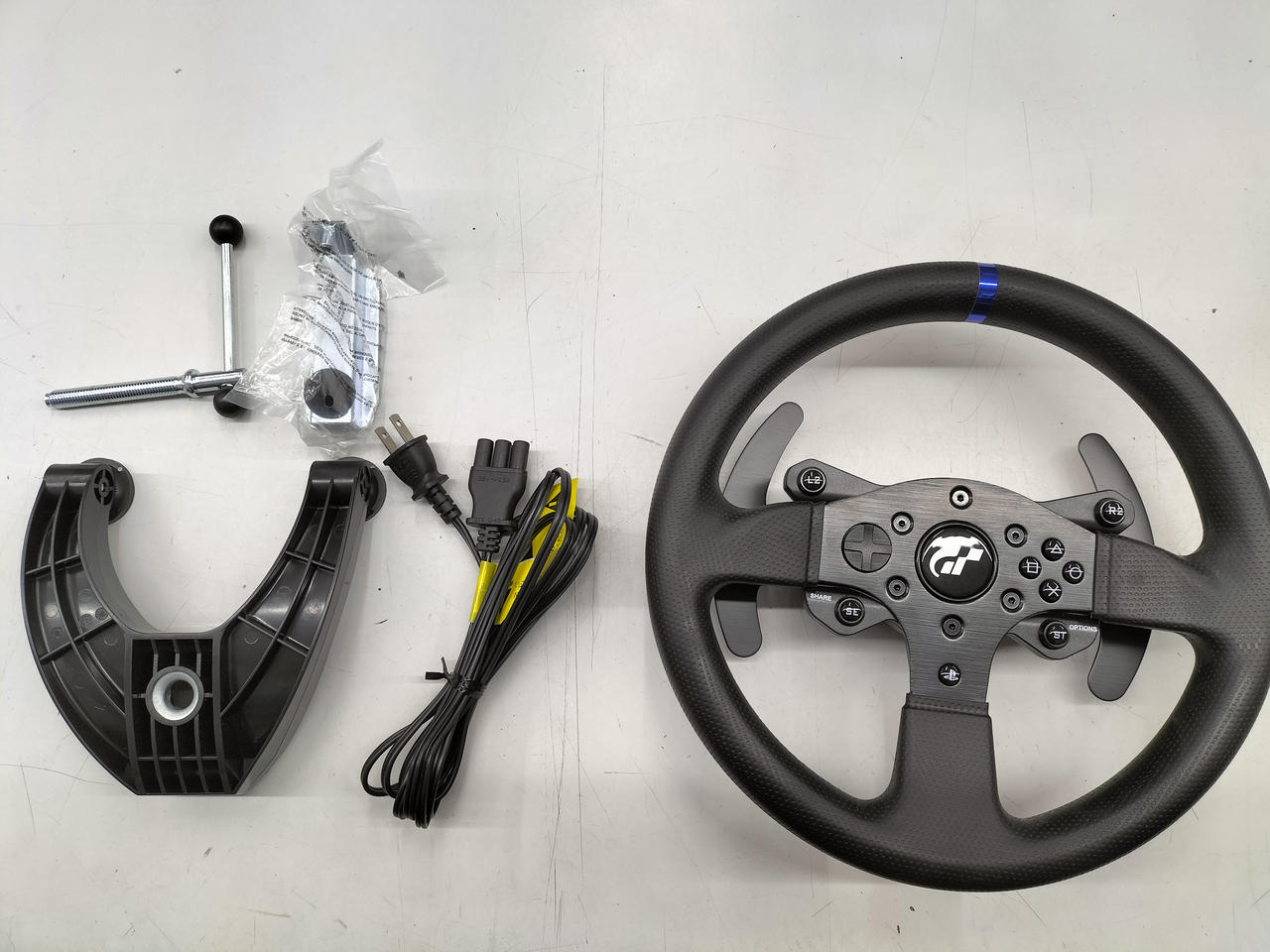 スラストマスター(THRUSTMASTER)|ステアリングコントローラー