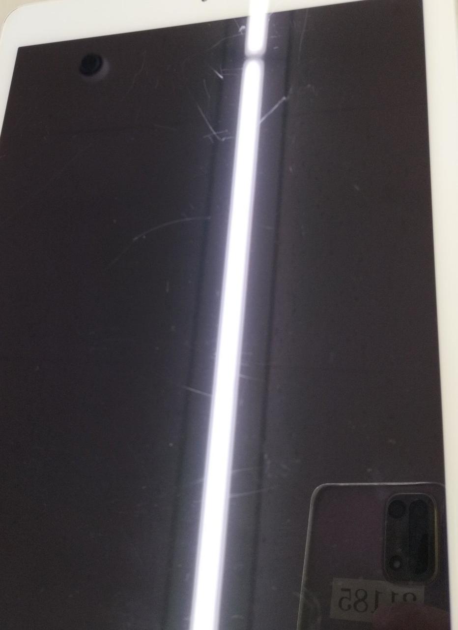 画面にキズ有ります。