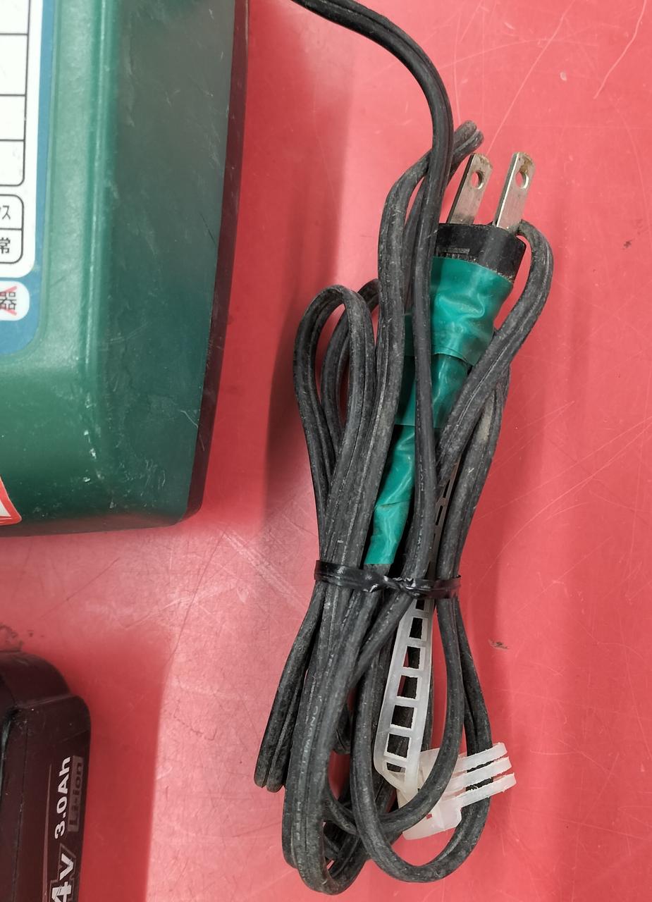 充電器ケーブルに補修あり