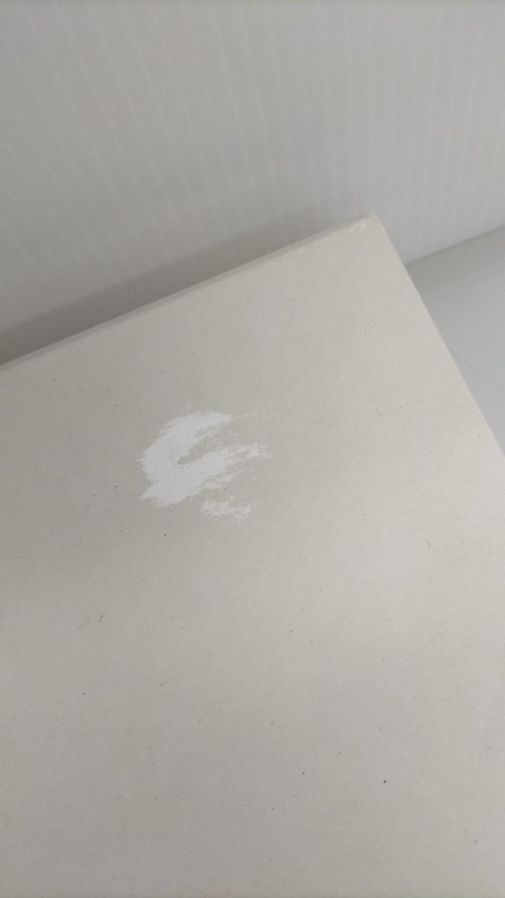 箱一部破れ跡あり。