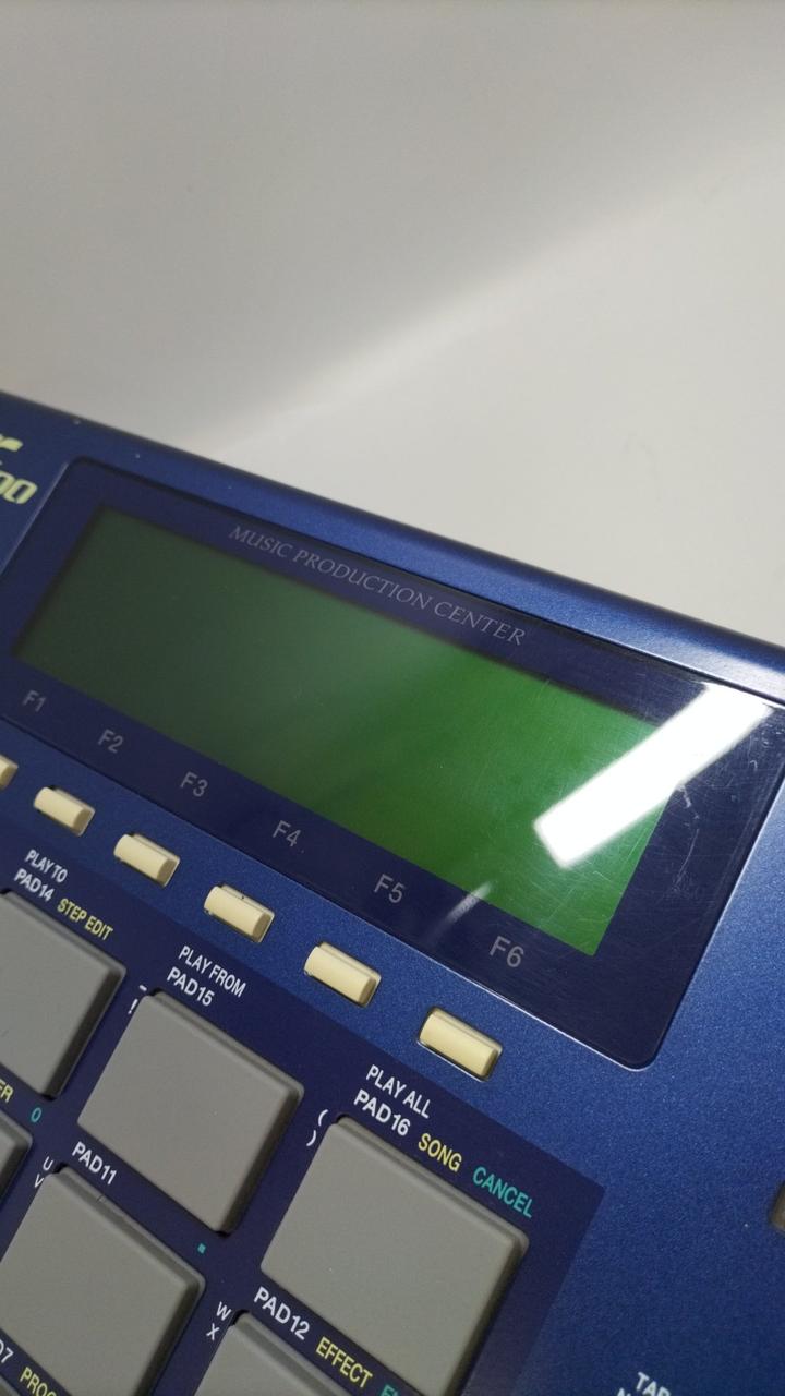 写真では分かりづらいですが細かいキズ有り