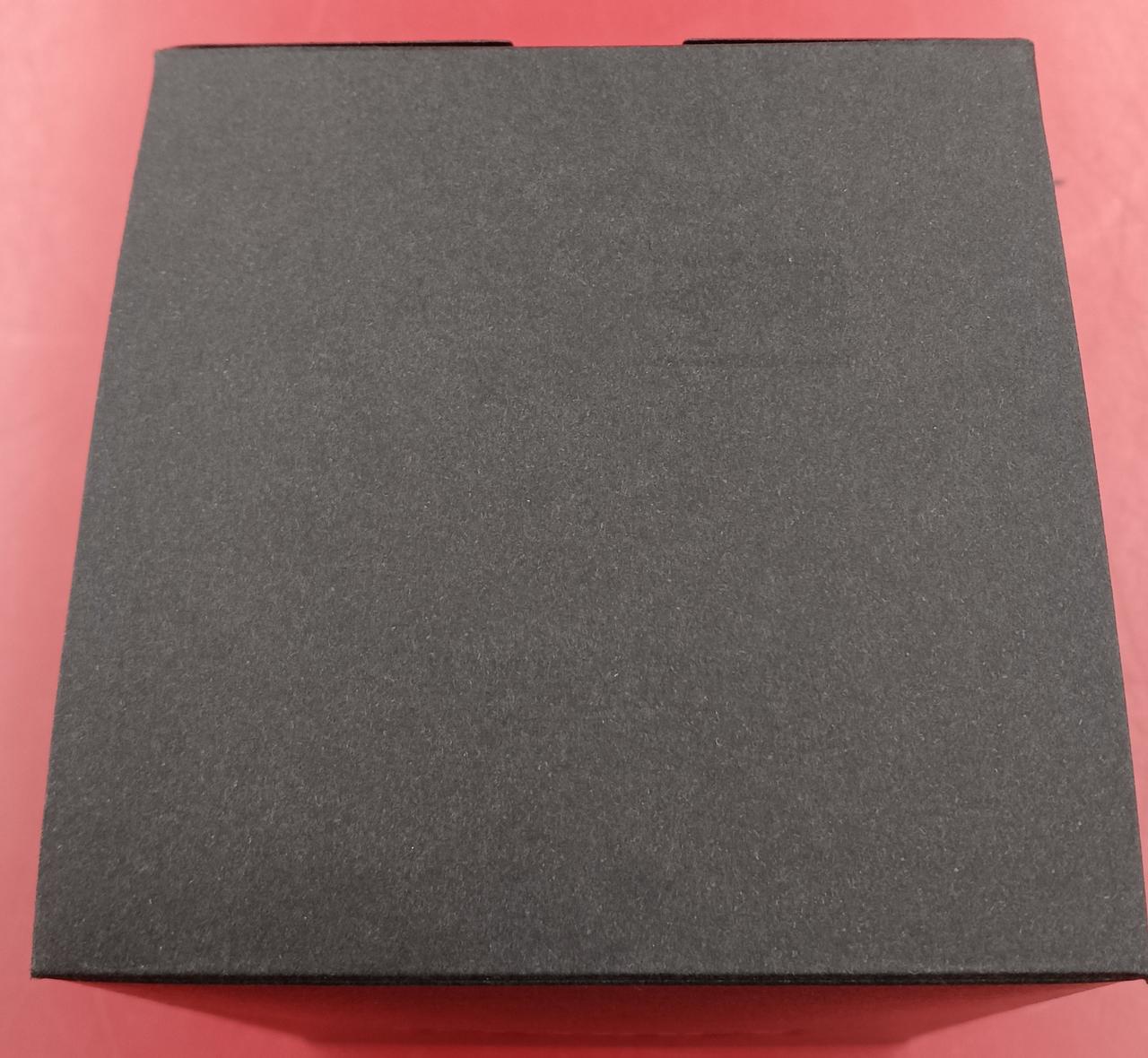 紙外箱、シールの跡あり