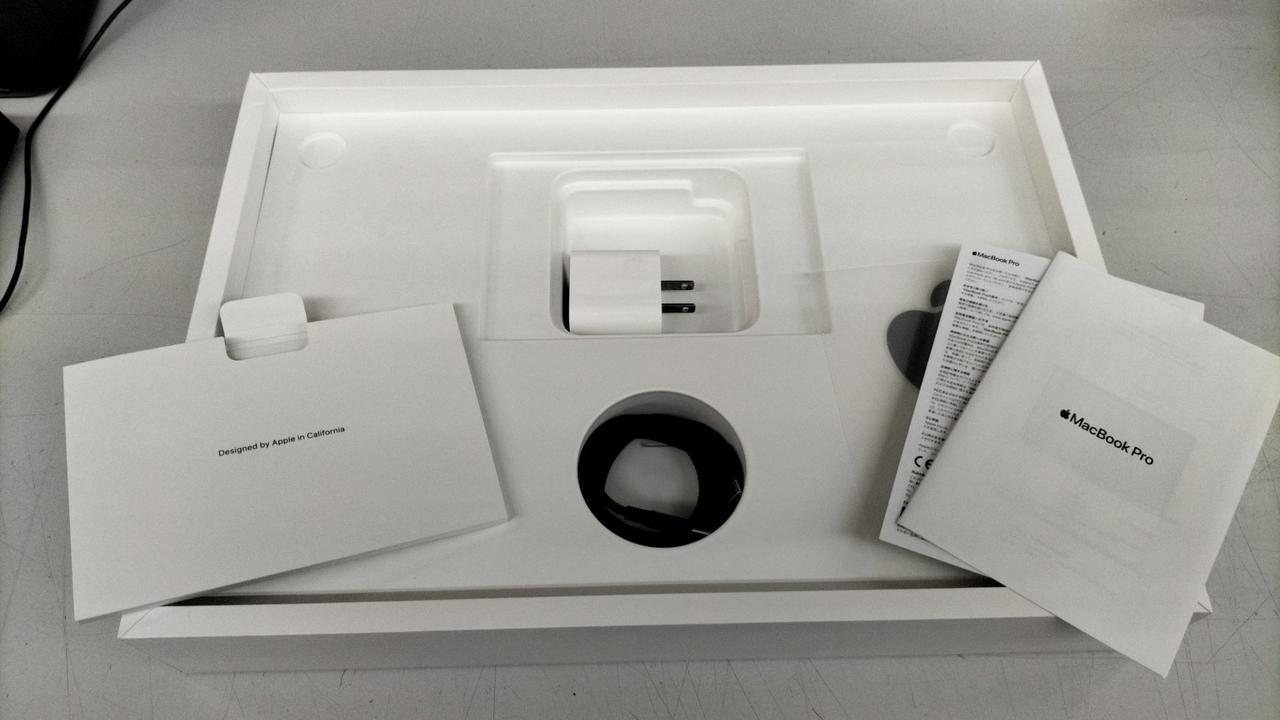 付属品。AC、USBは非純正です。