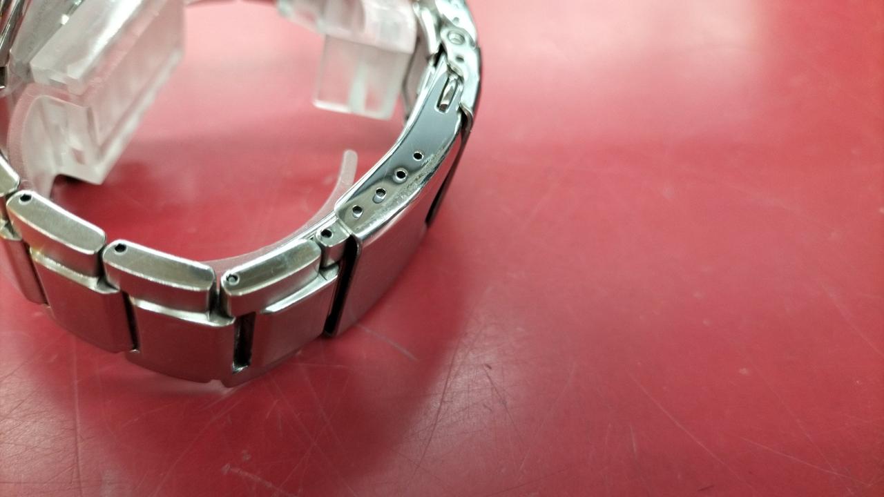 留め具付近に擦れキズあります。