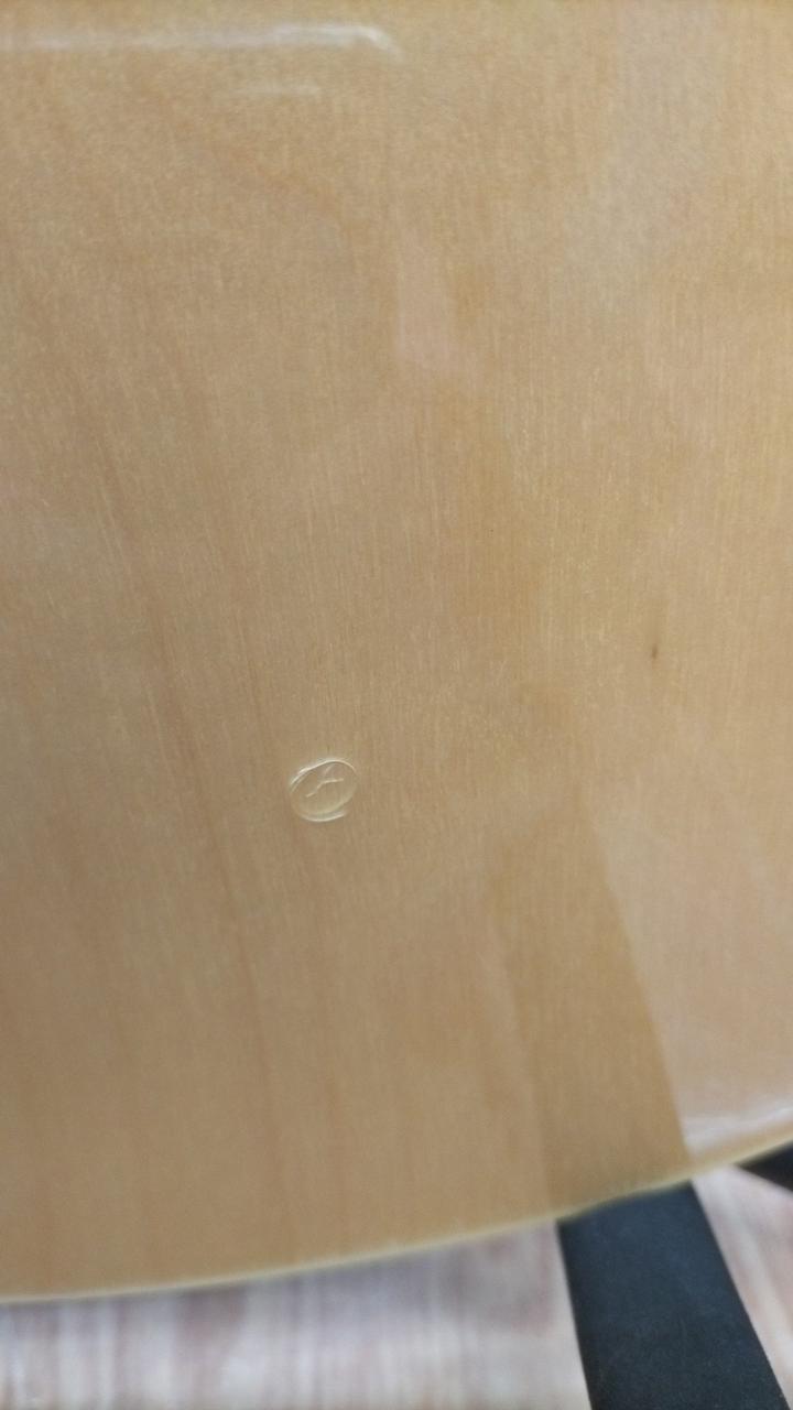 裏面に一箇所、打痕あり。