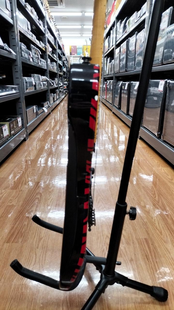 やや目立つキズあります。