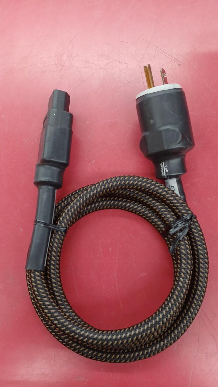 詳細不明のカスタム済み3ピン電源ケーブル