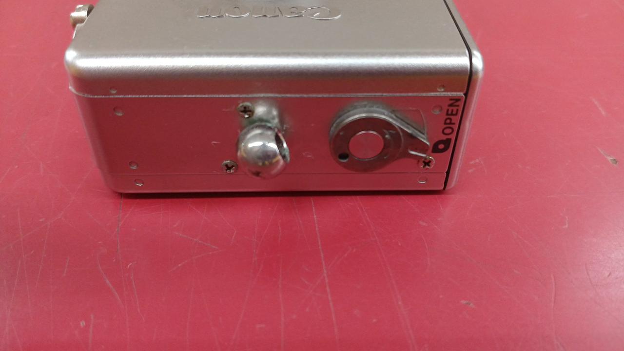 ストラップピンにサビがあります。