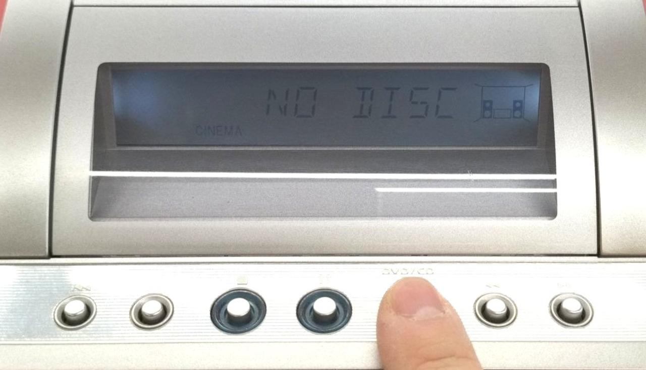 DVD/CDボタンで電源投入。