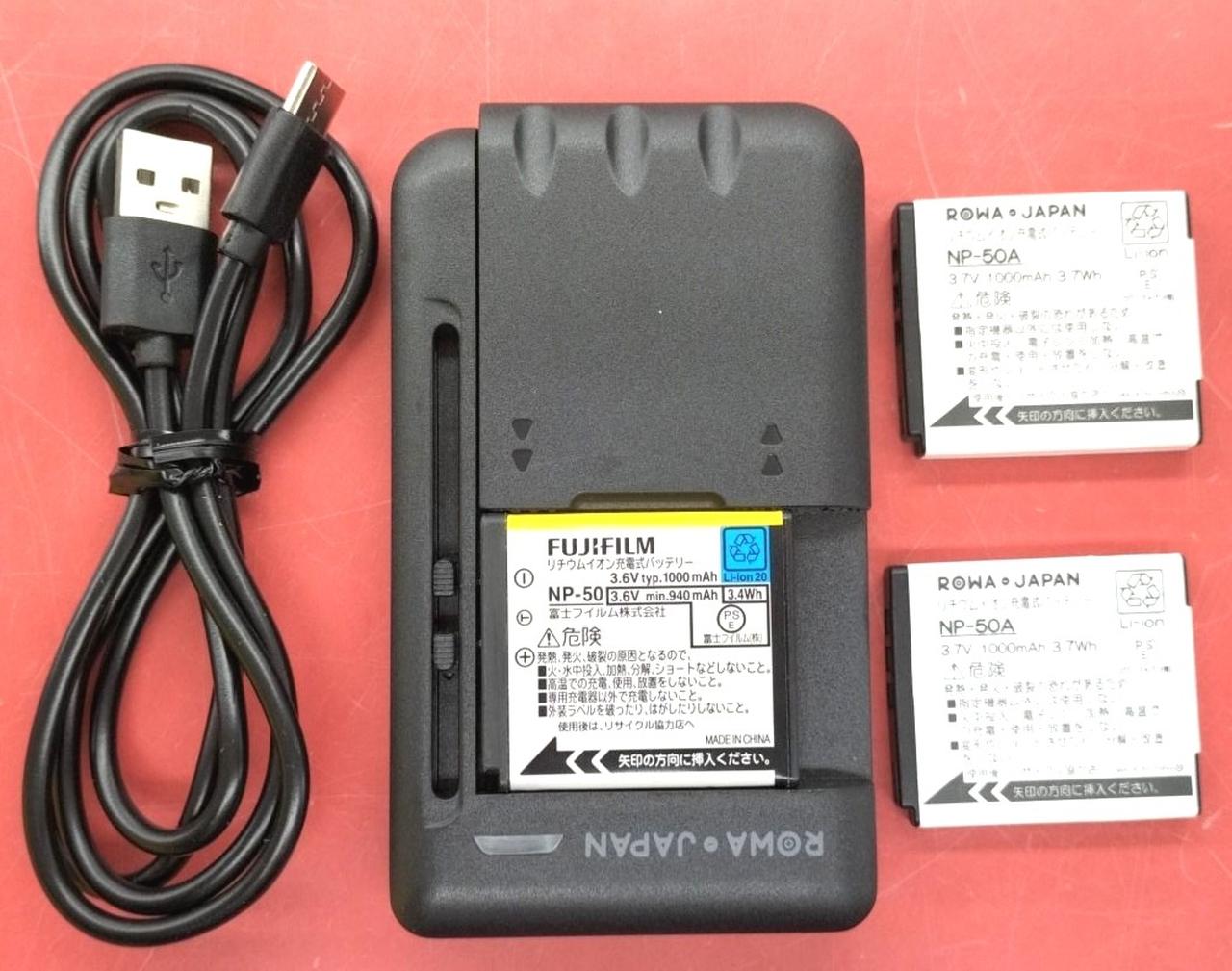 バッテリー2つと充電器は社外品です。