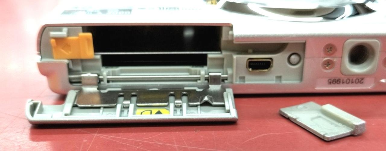 A/V OUT蓋の軸が折れてます。