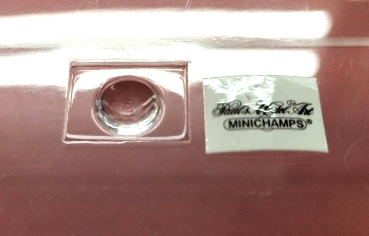 シールの粘着力なくなってます。