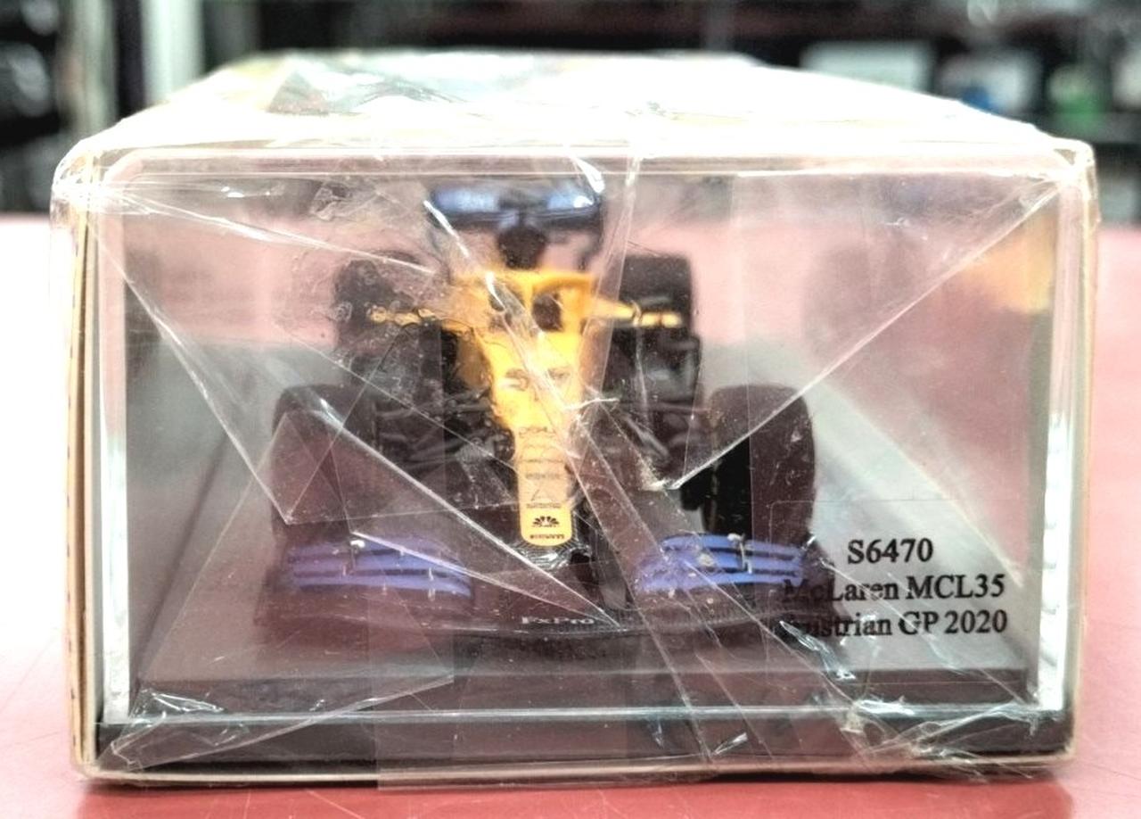 フィルム破れてます。