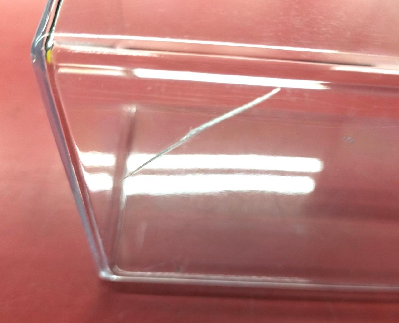 ケースにヒビが入ってます。