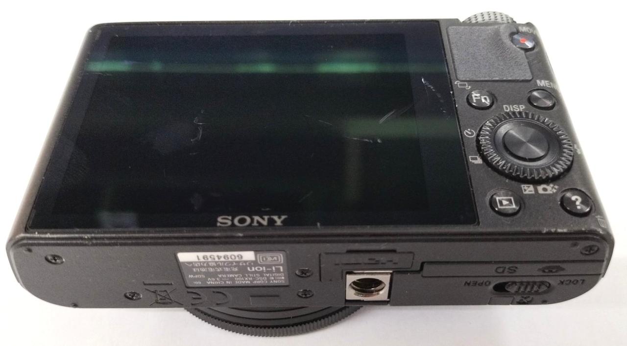 液晶にキズ入っています。