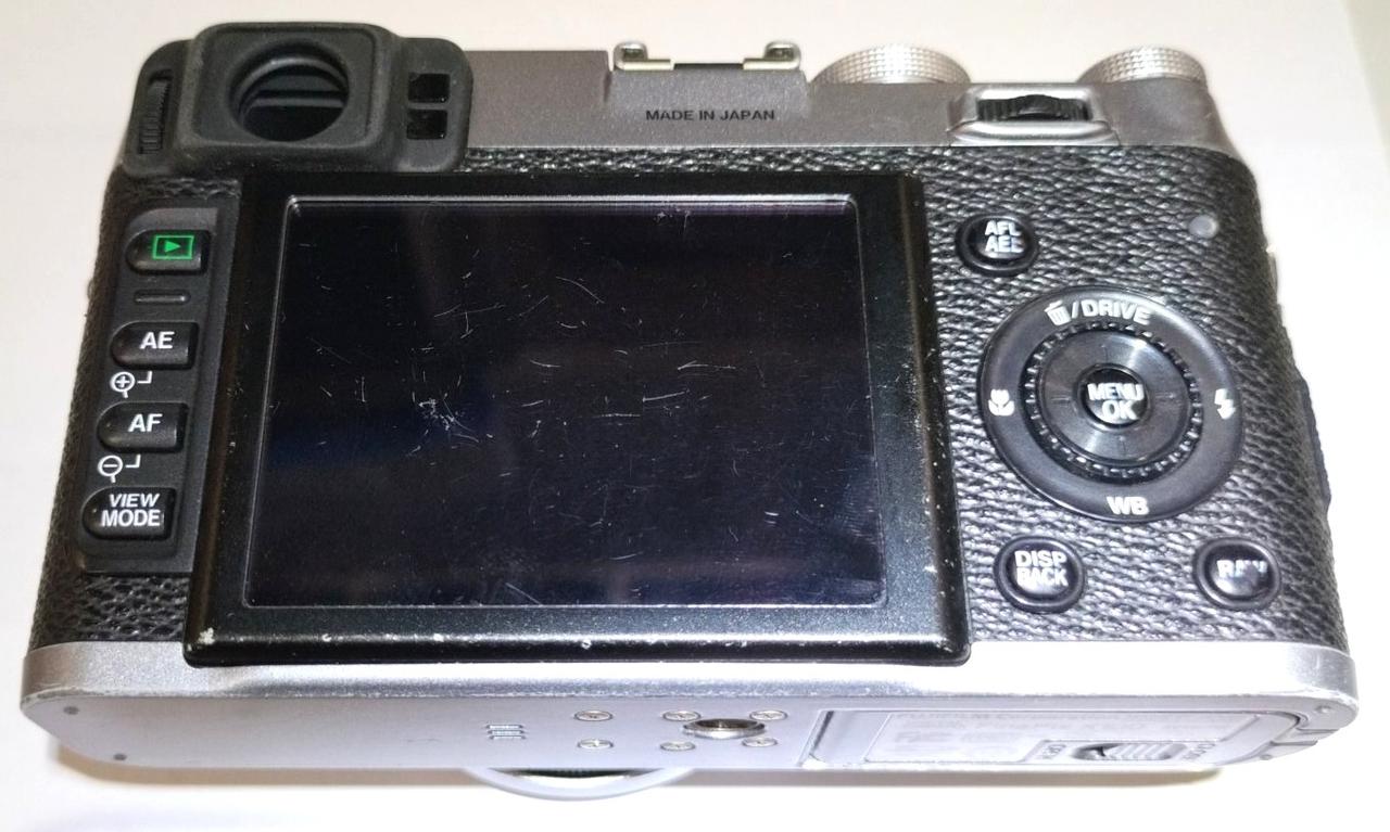 液晶に細かいキズあり
