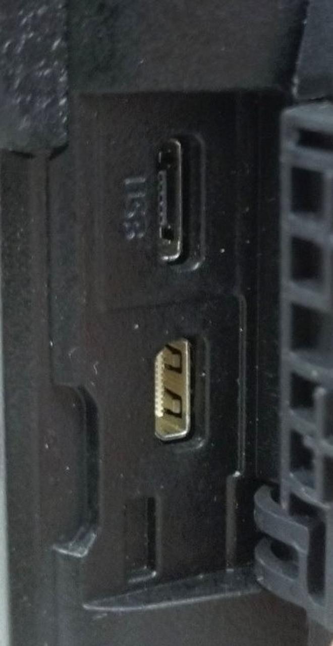 USB-B端子で充電します。