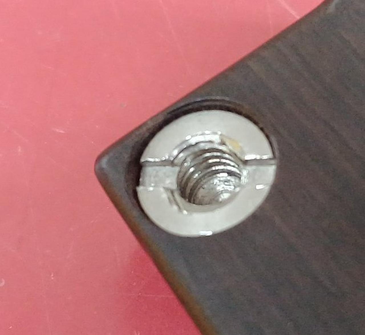 ネジ穴ナメています。