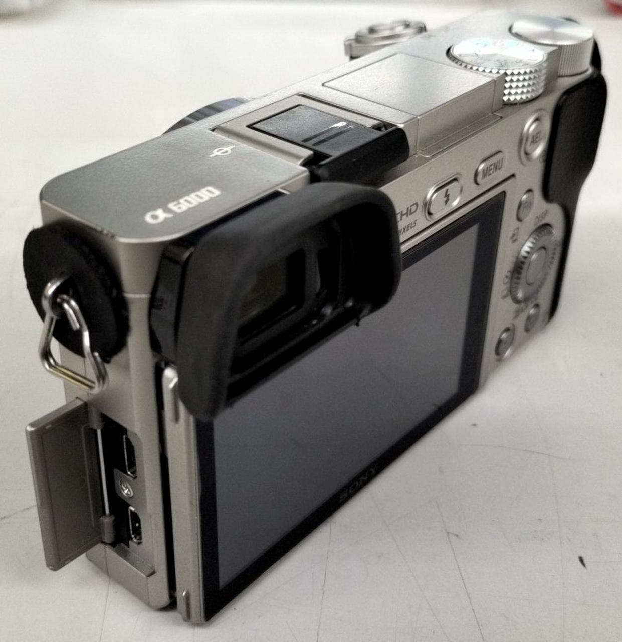 USB-B microで充電出来ます。