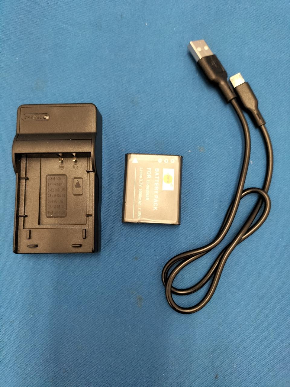 汎用充電器、バッテリーです