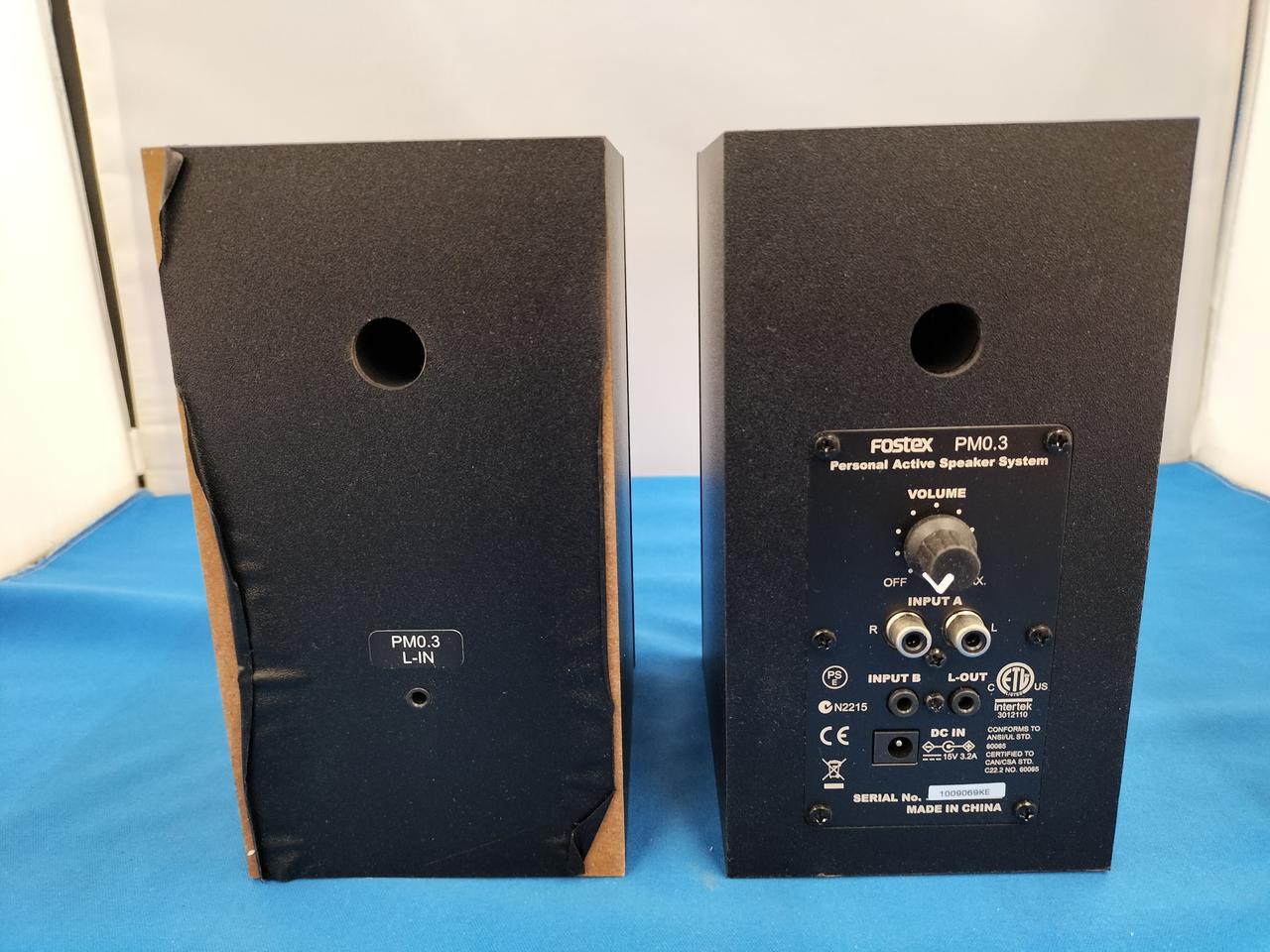 片側の裏面に剥がれがあります