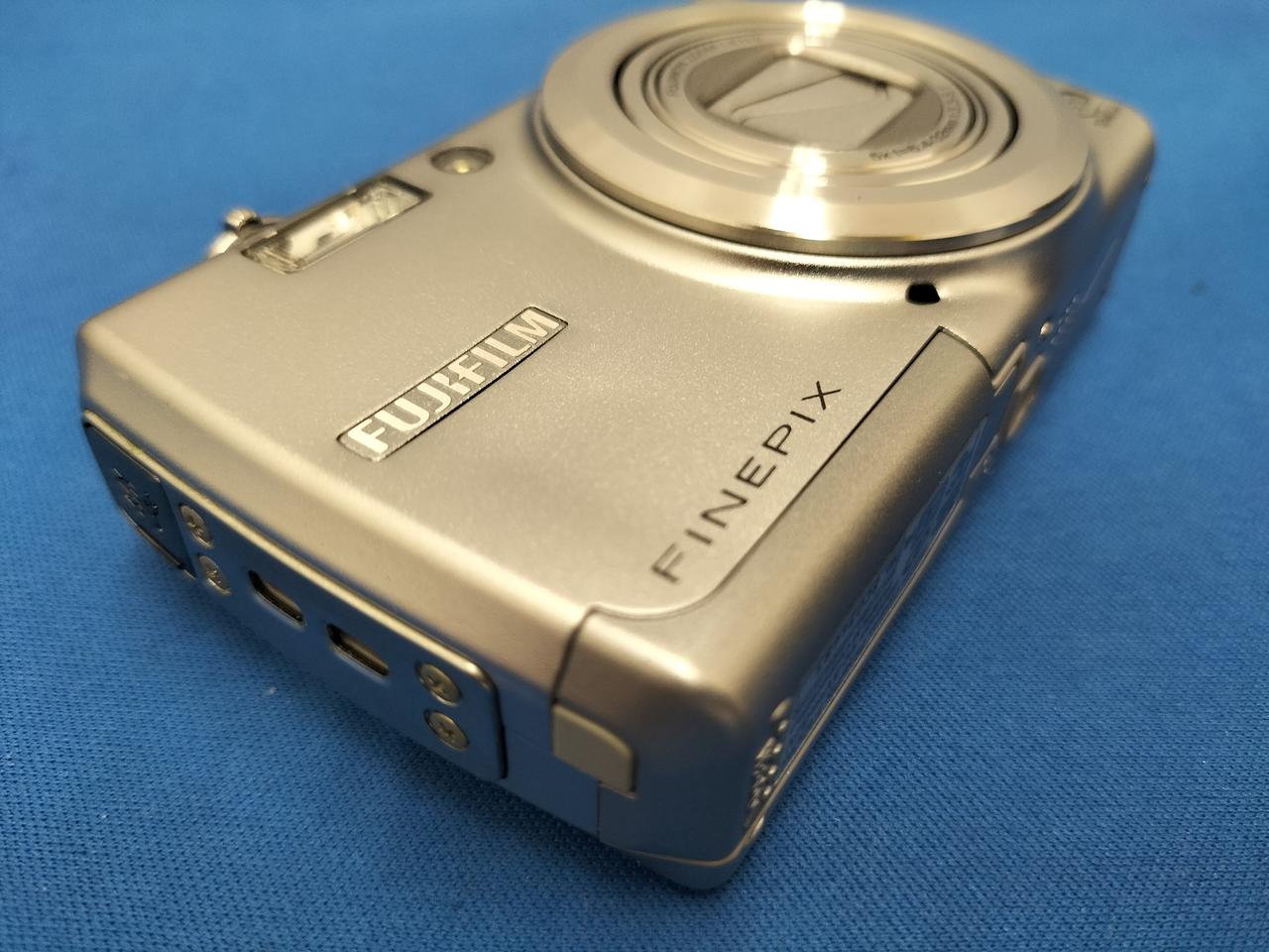 ロゴマークの下部に凹みあります