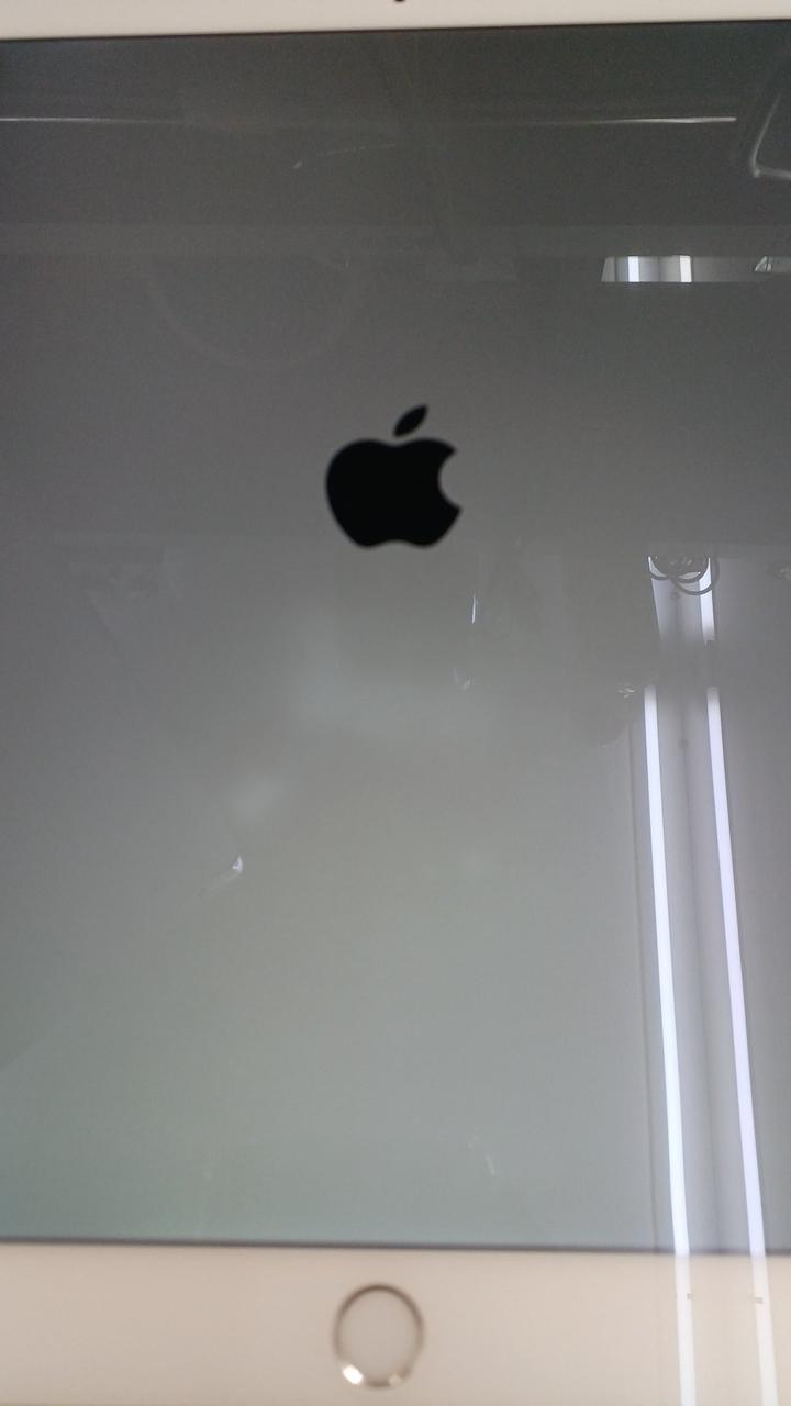 ロゴ下に圧迫痕？あります。