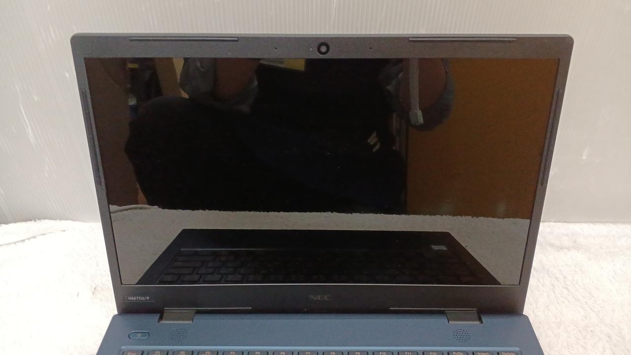 液晶中央汚れあり。