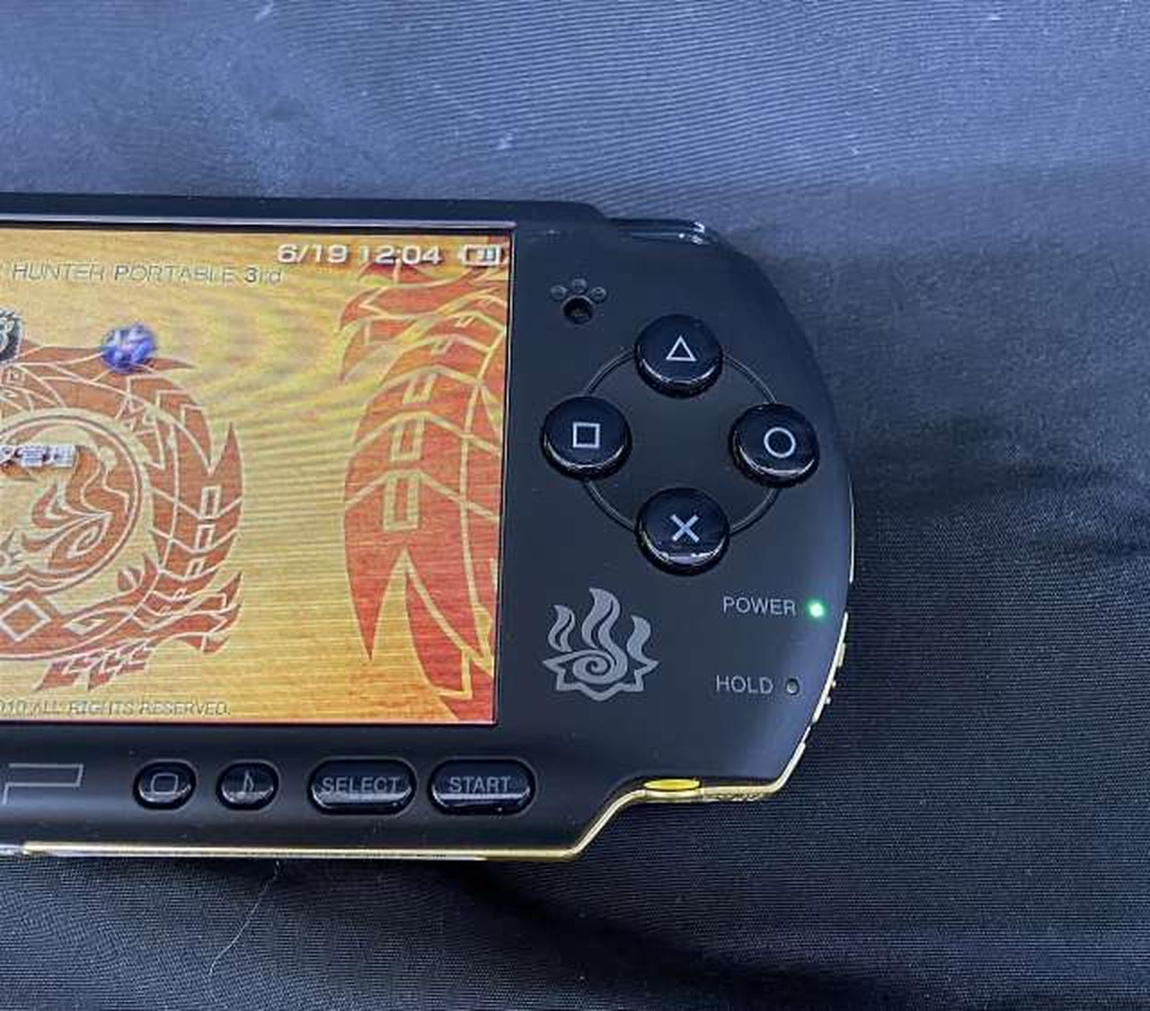 PlayStation Portable - ★ PSP難あり★ソフト4つセット★お得★アダプタ&amp;取説つき★ウイイレ！モンハン 動作確認済】PSP 1000 ピアノブラック 純正充電器付