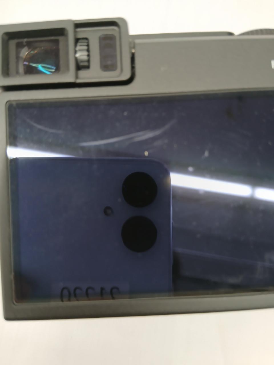 画面上部に1.5cm2.4のキズあり