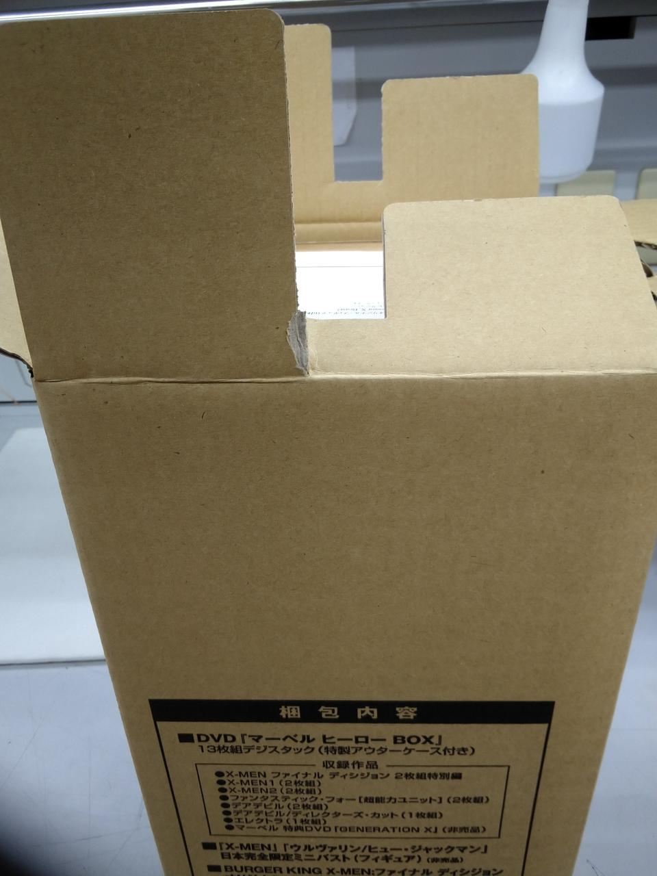 ダンボール一部破れてます