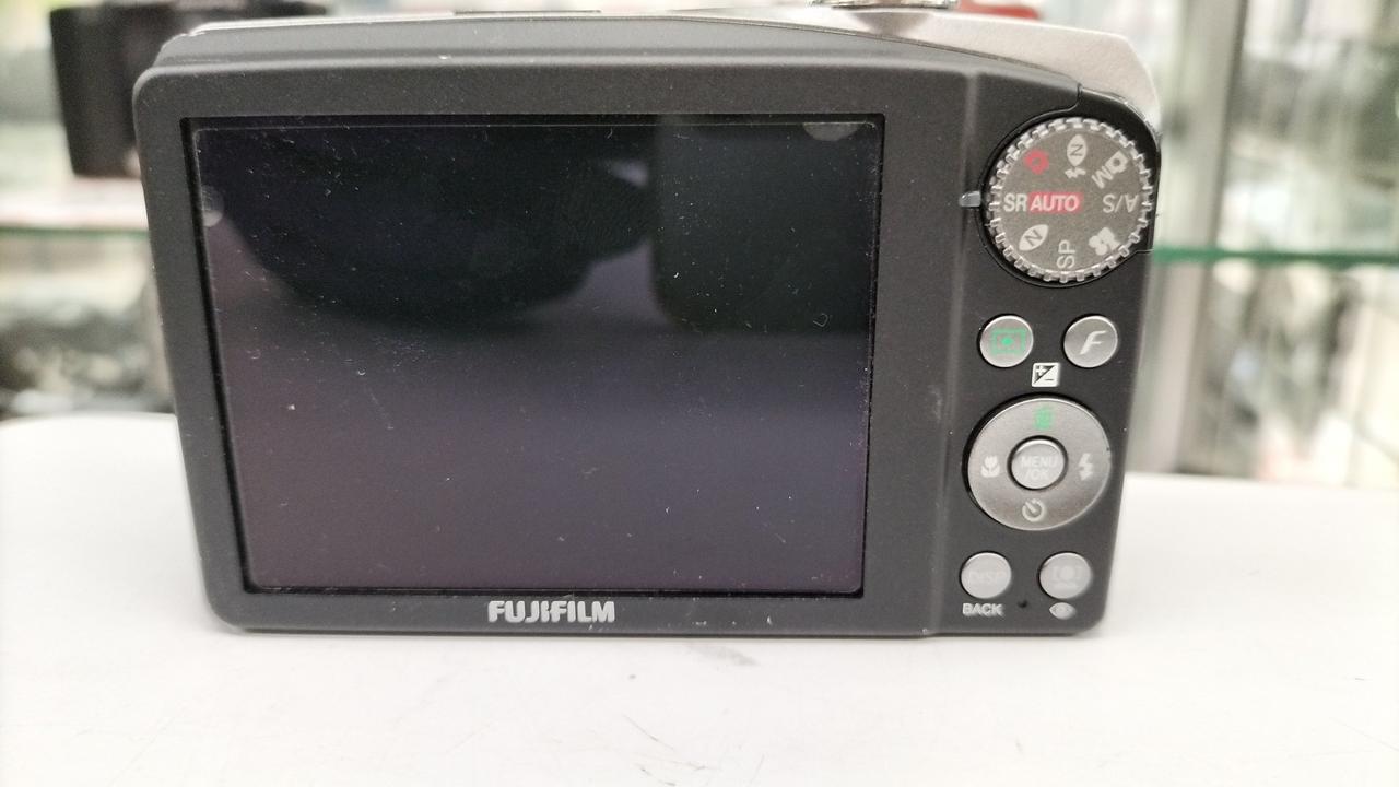 105：FUJIFILM　F60FD　富士フィルム　デジカメ　ジャンク 実写〇 【動作品】富士フィルム 箱付き FINEPIX F60fd デジカメ