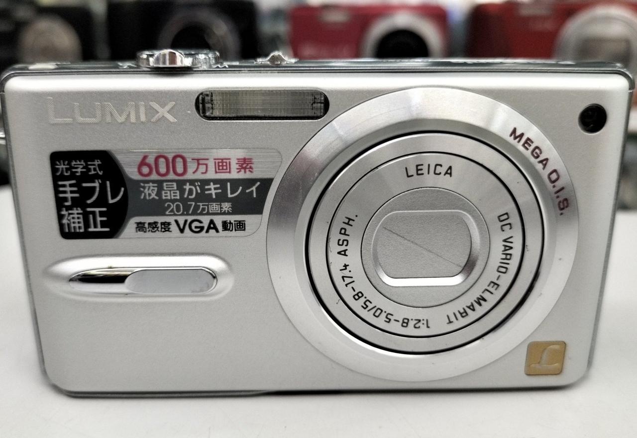 【完動品】Panasonic DMC-FX9 デジタルカメラ　付属品多数 パナソニック DMC FX-9 シルバー デジタルカメラ 充電器ないため
