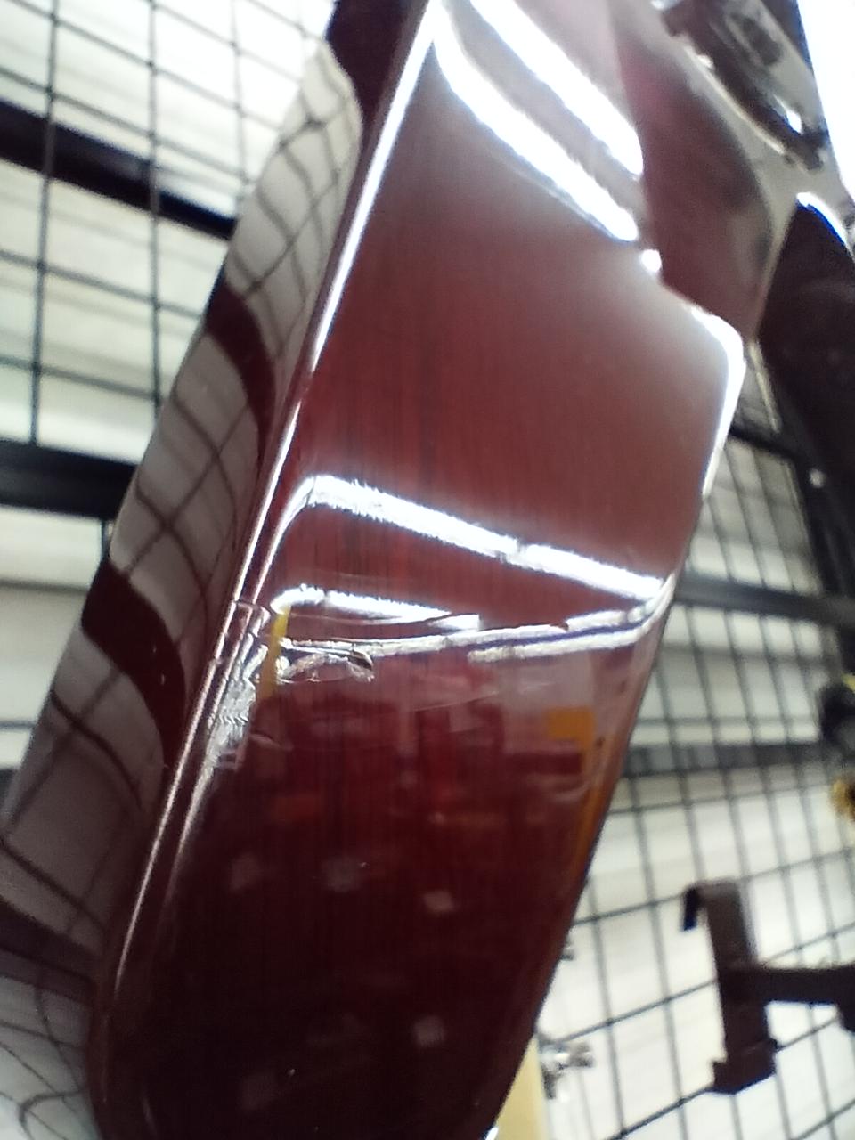 打痕、横線のようなキズあります