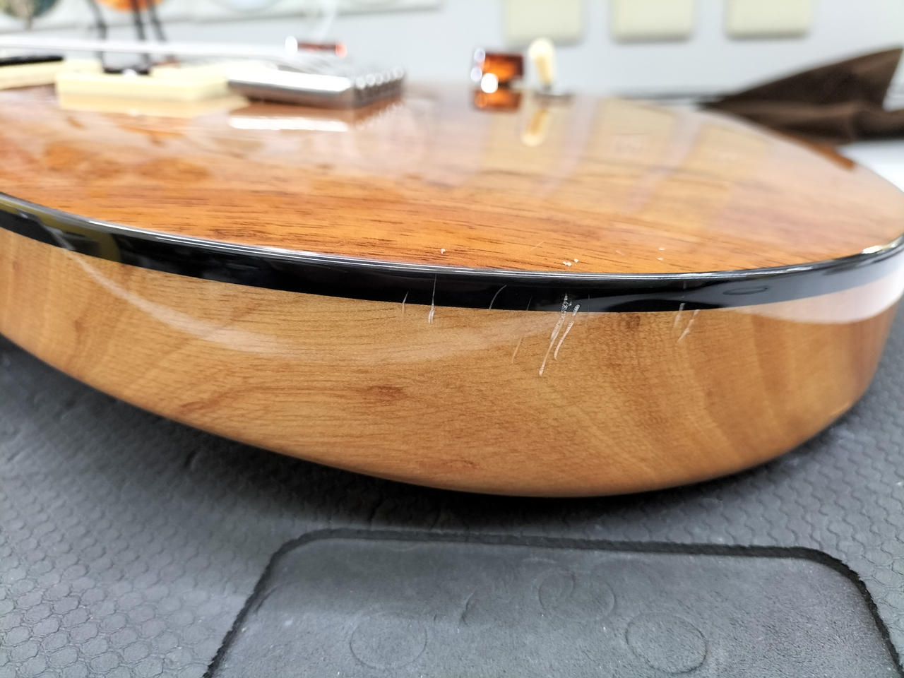 ボディ側面キズあります