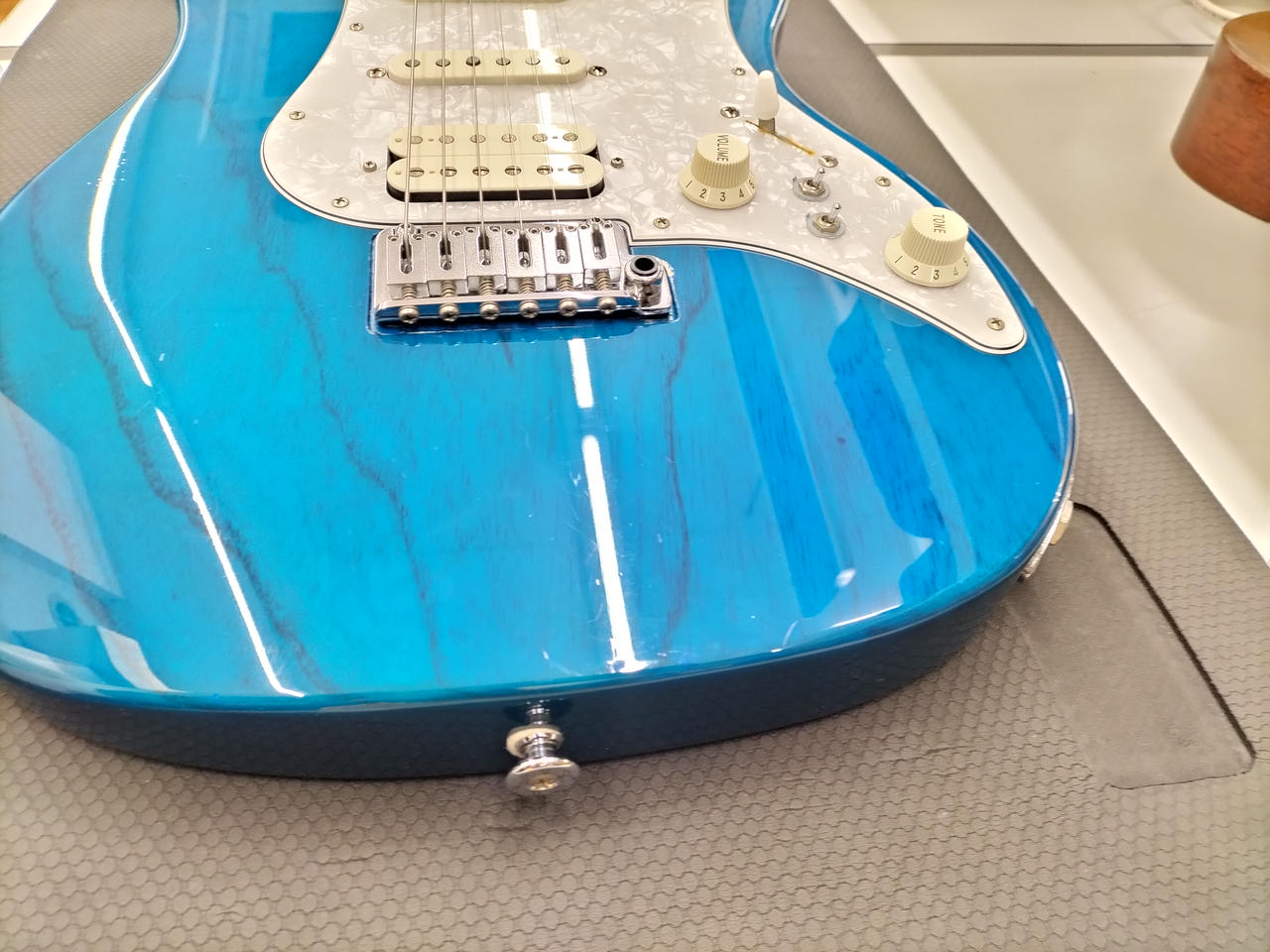 肉眼では少々緑がかった濃い水色的カラー