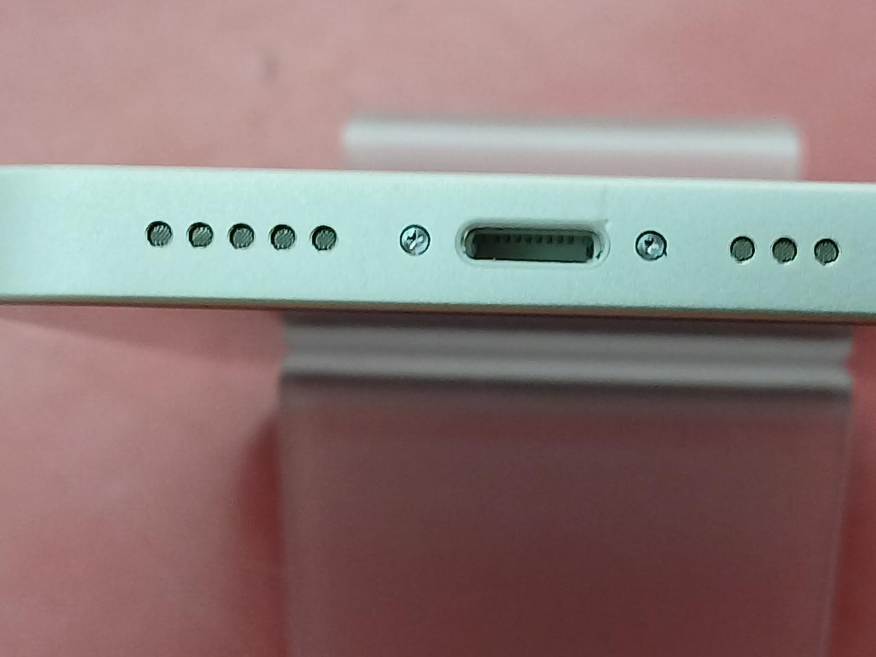 電源接続部に小さなキズあります