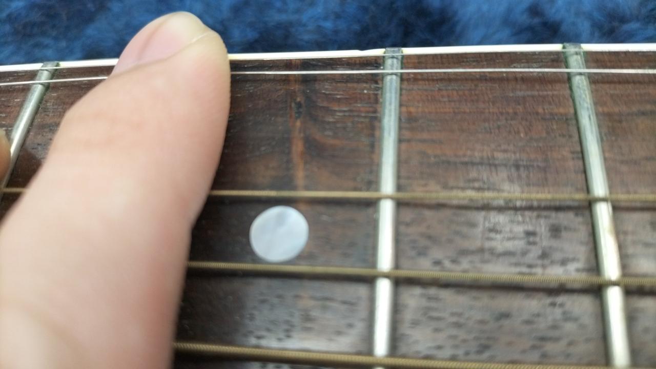 キズではなく木材の節と思われます