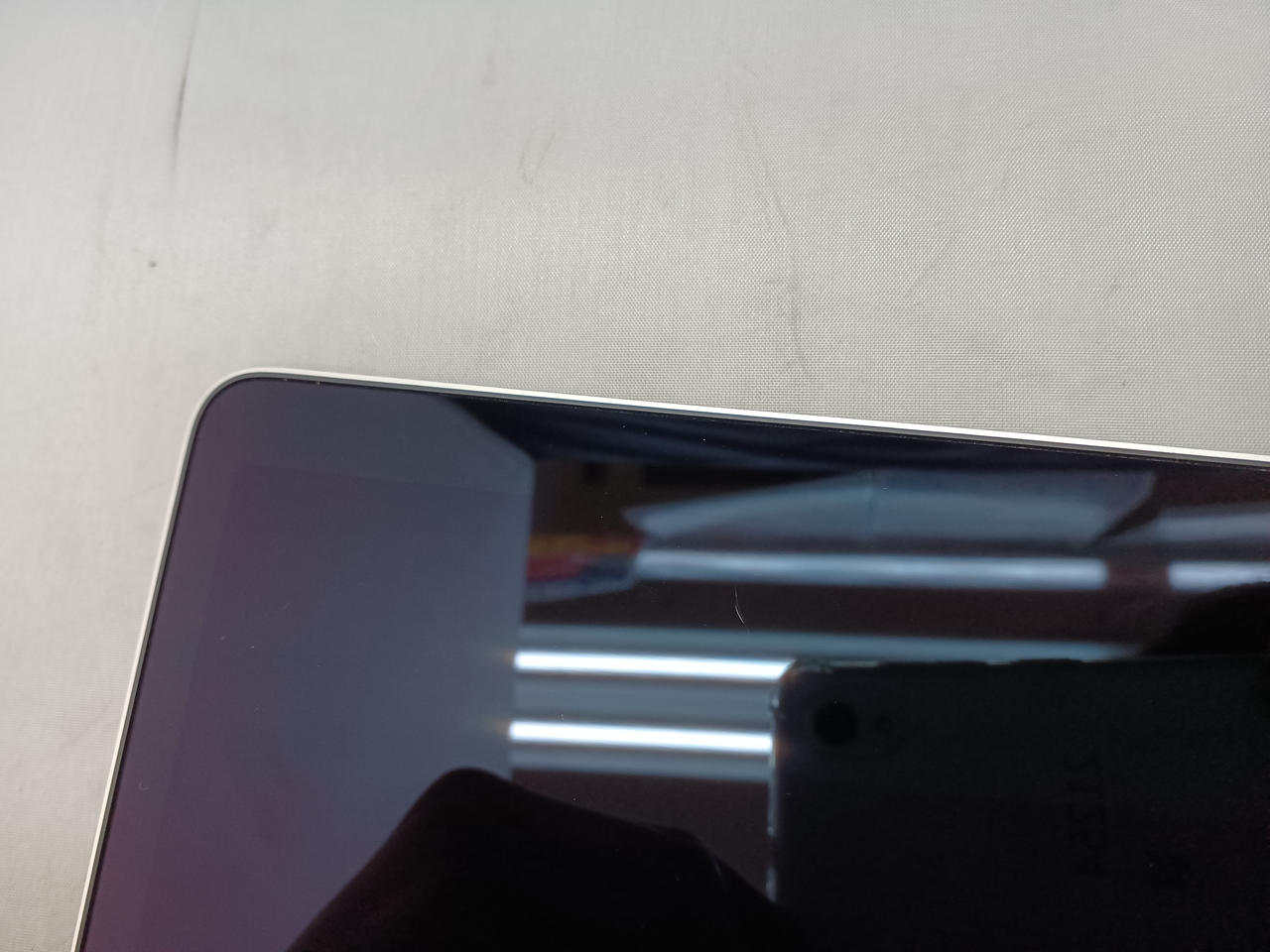 見づらいですが少しキズあります。