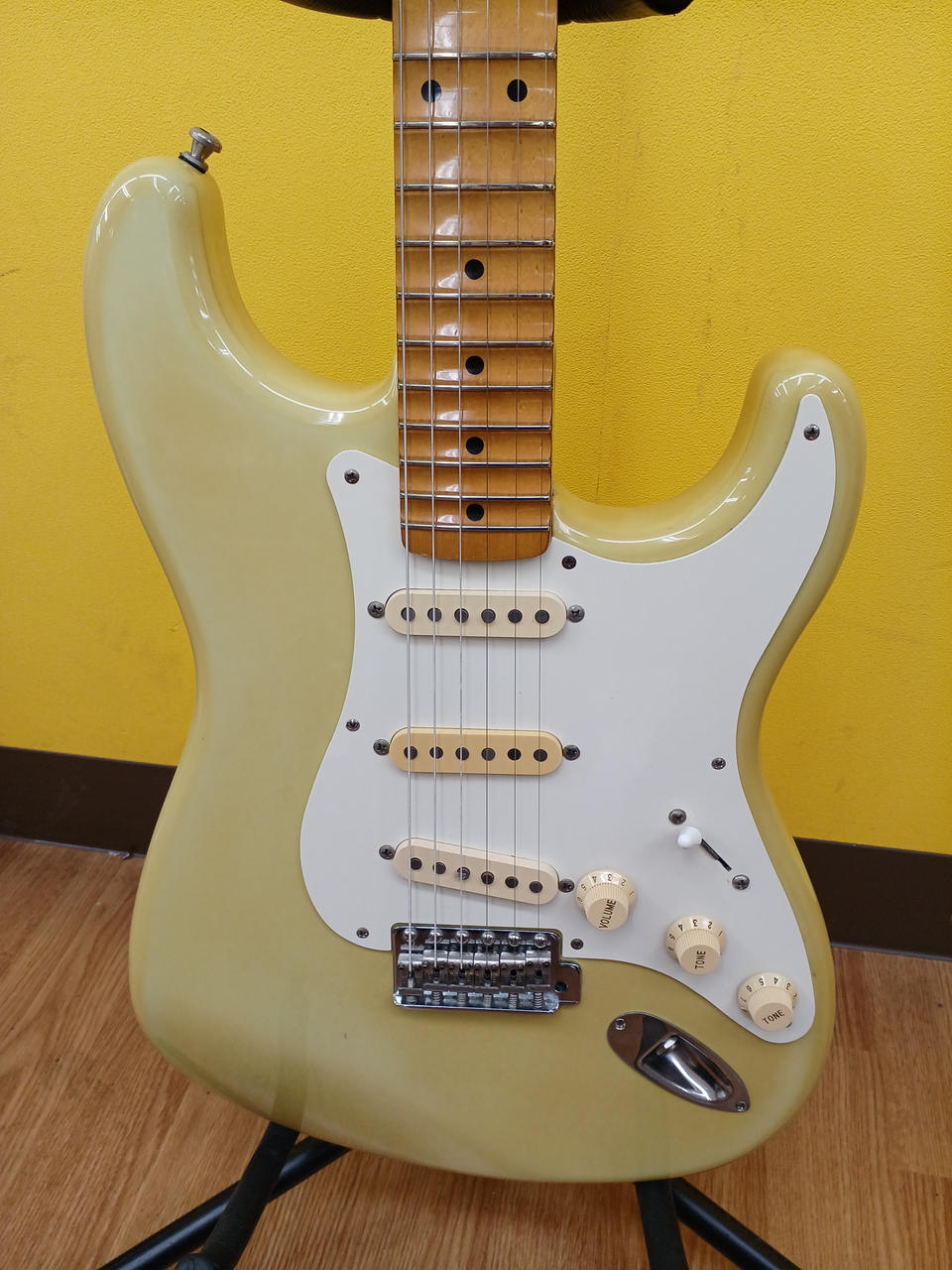 【メンテ済み】Fender Japan ストラトキャスター ハードケース付き メンテ済み】Fender Japan ストラトキャスター ハードケース付き
