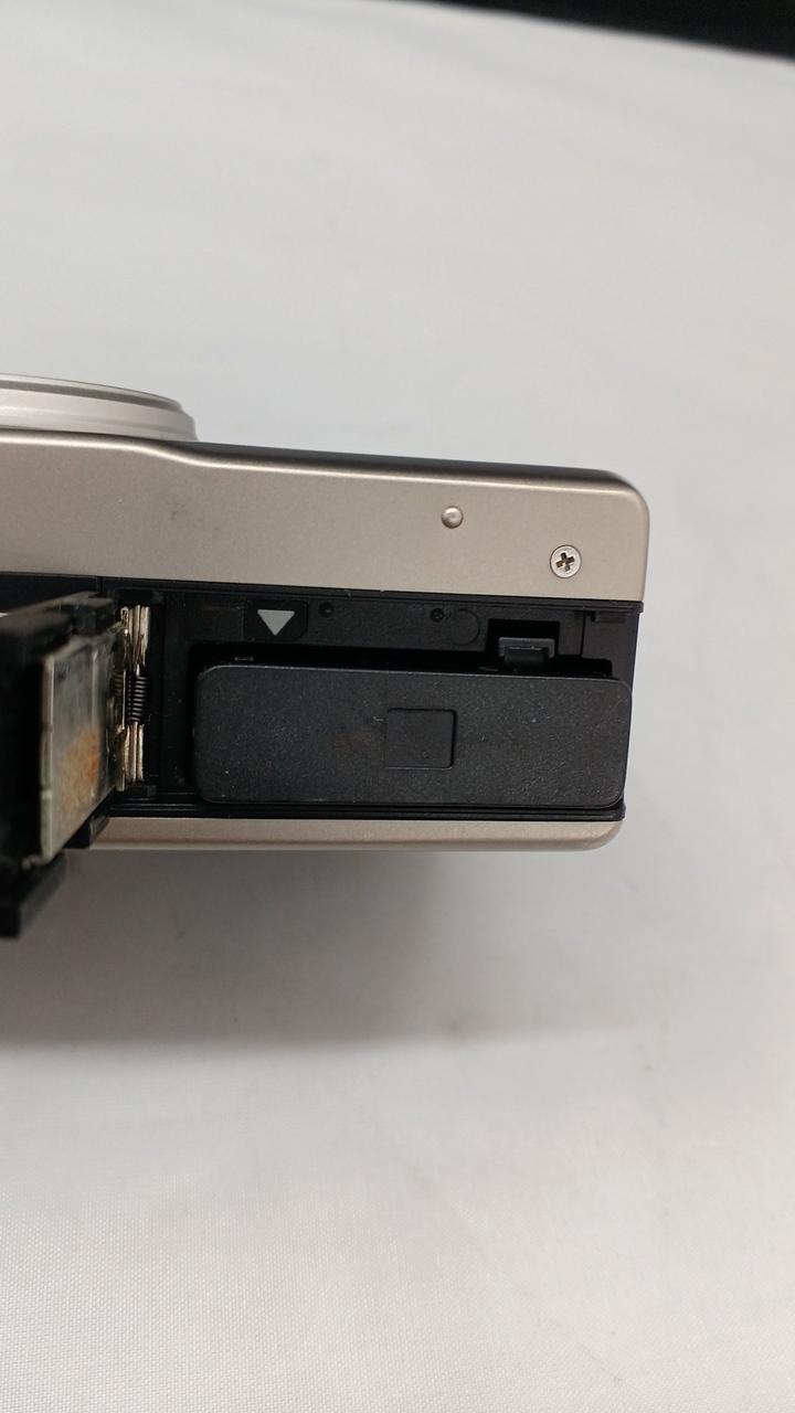 バッテリーセット時に隙間あり。使えます。