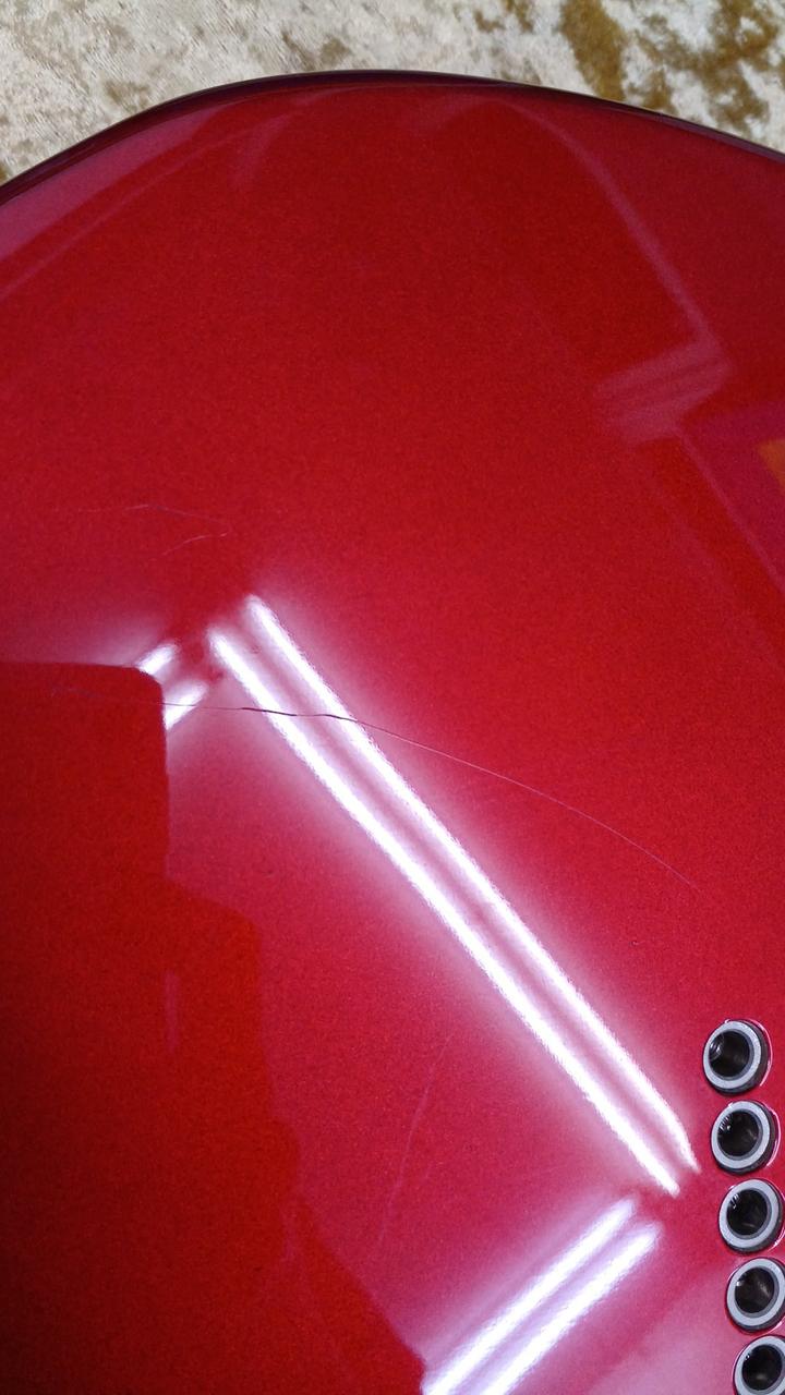 大きめの擦り傷あり。