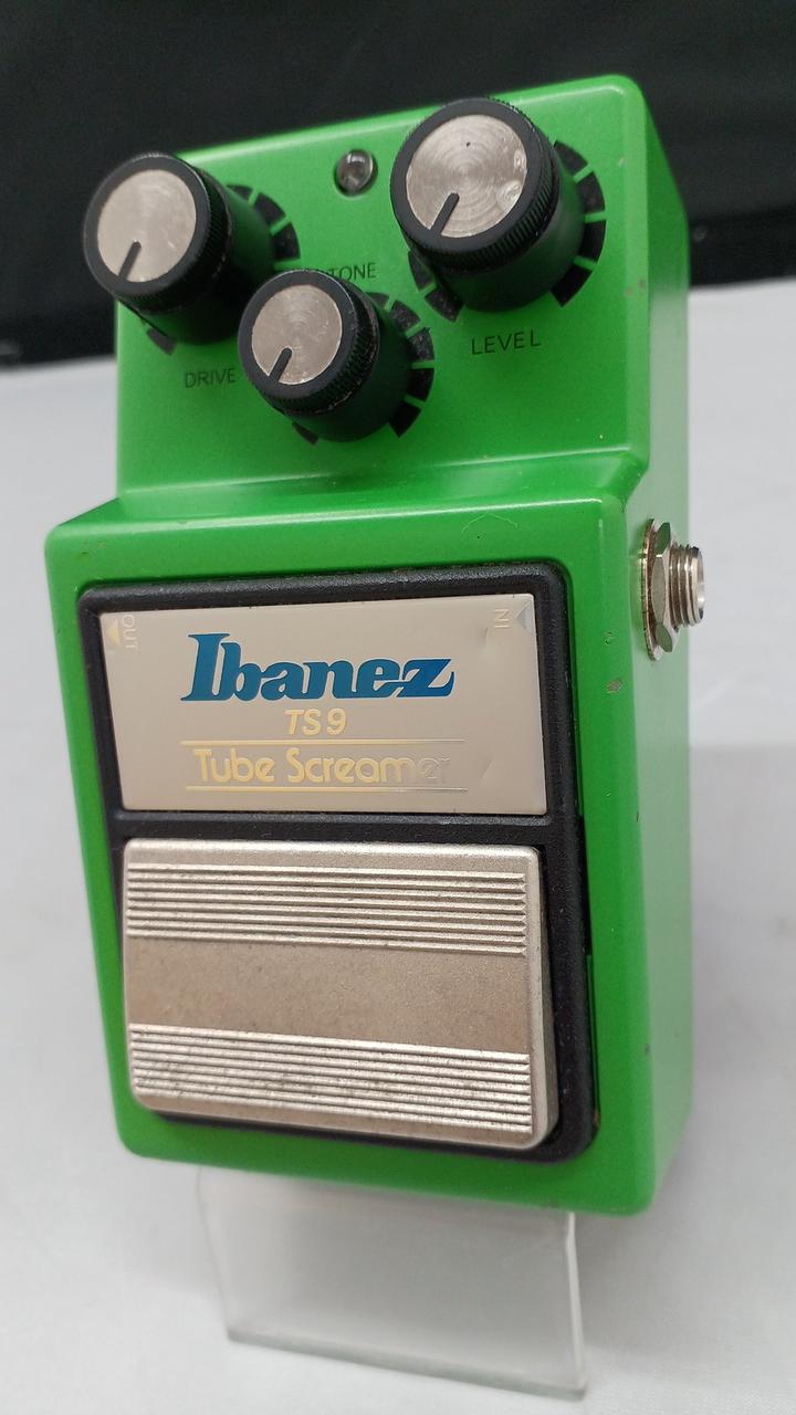 へこみ箇所、塗装欠けあり。