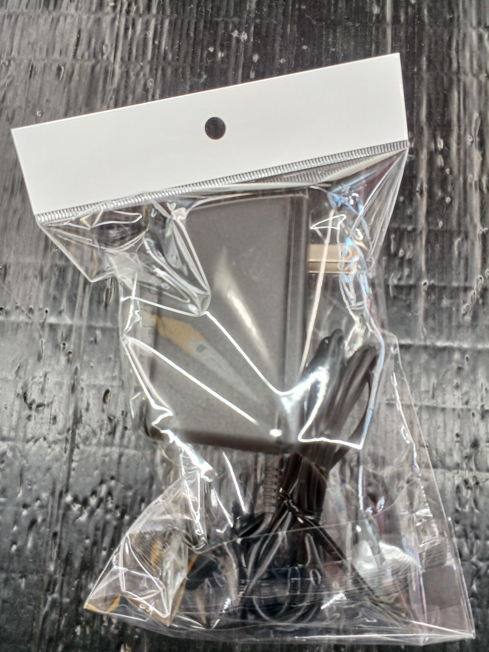 付属は電源ケーブルのみです。