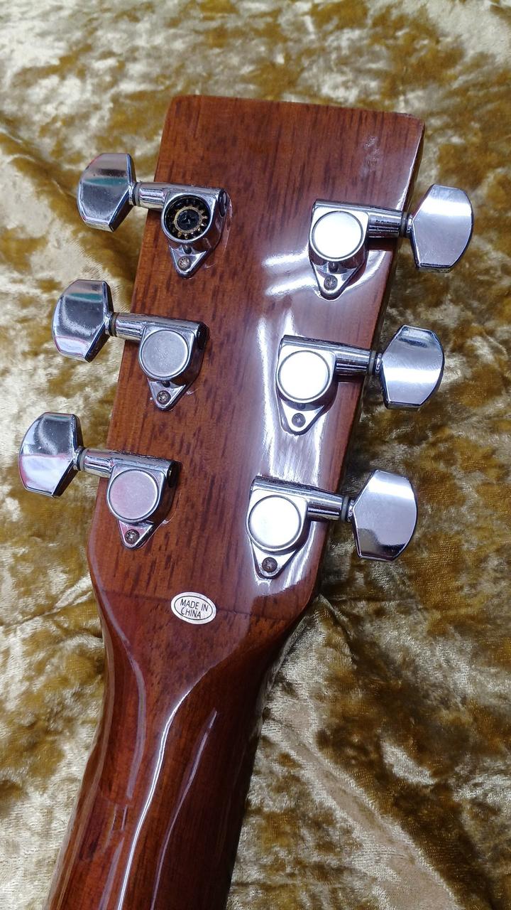 3弦ペグの裏ぶた欠品あり。