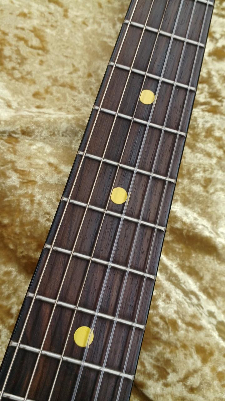 ポジションマークにシール貼られてます。