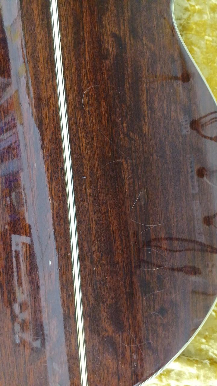 キズで文字書かれてます。