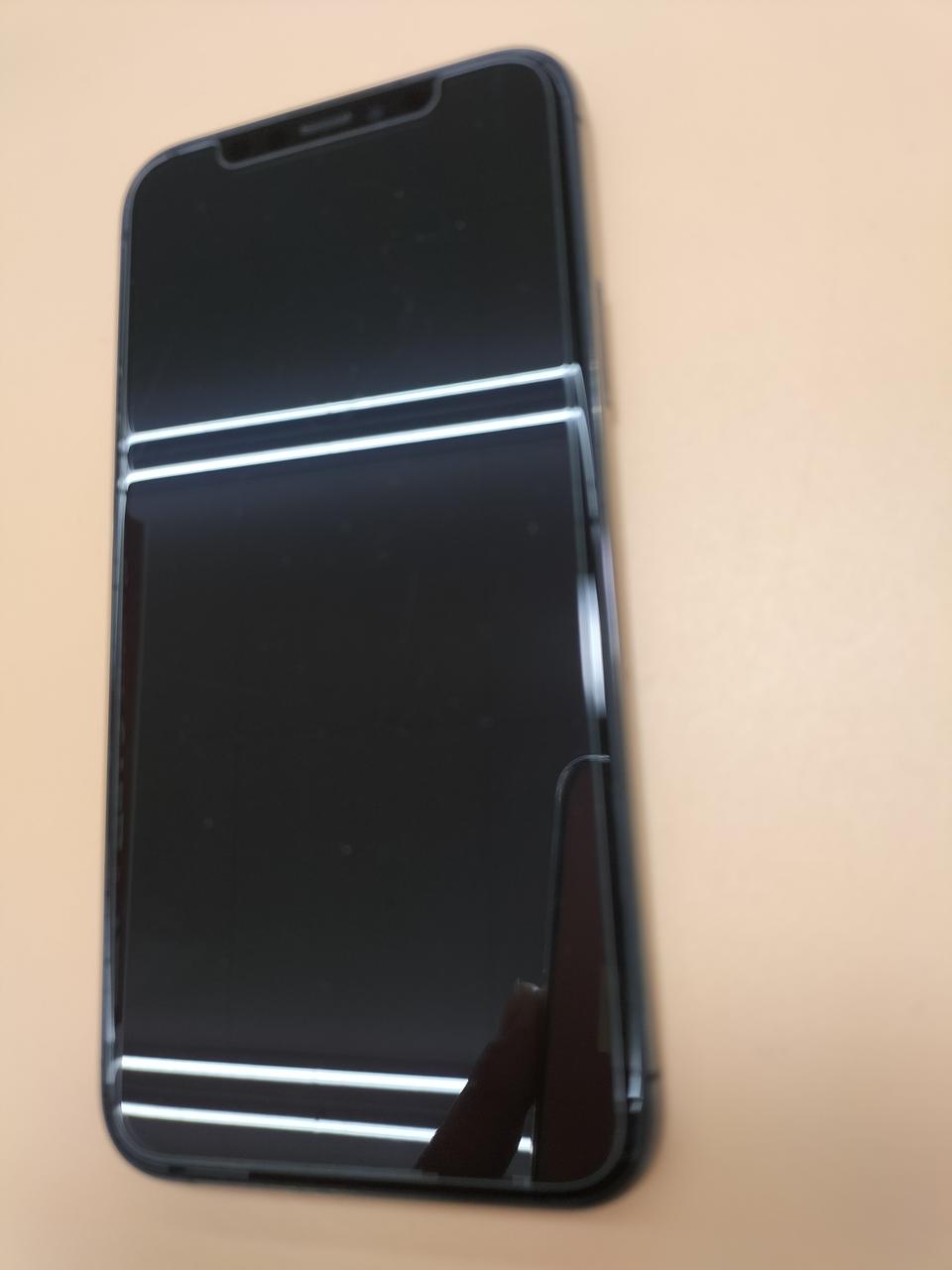 ※ガラスフィルム上に浅いキズ