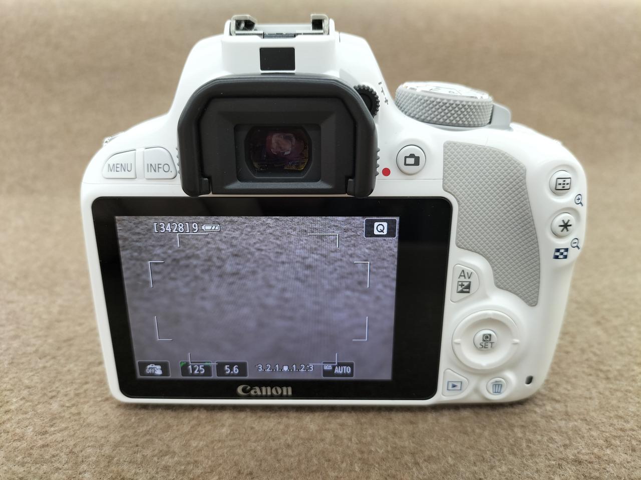 ⭐️美品⭐️【値下げ中】Canon EOS Kiss X7 CANON EOS Kiss X7 EF-S18-55 IS STM レンズキット 価格比較