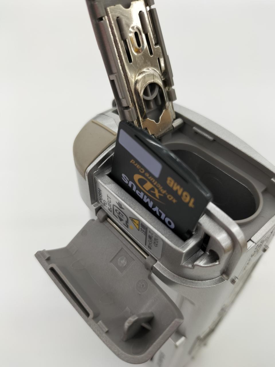 XDカード付き、単3電池2本で駆動。